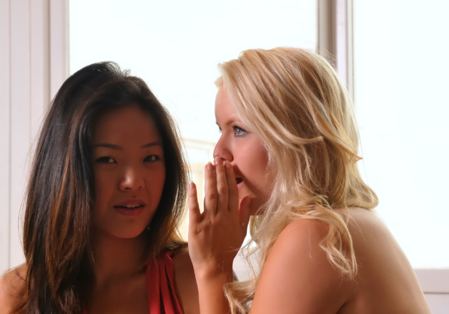 dos amigas cotilleando amiga traición