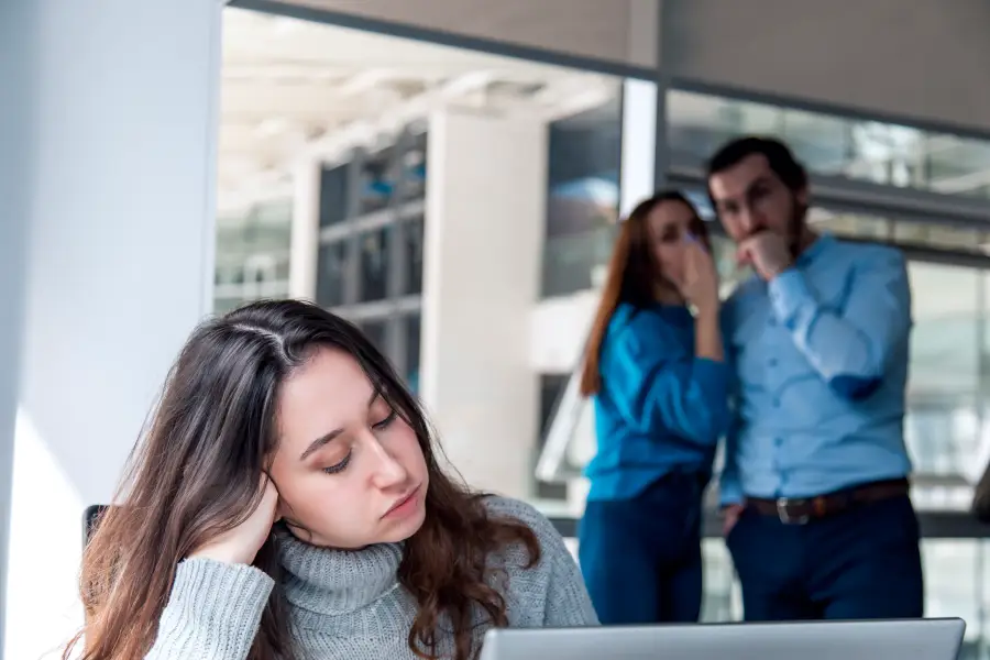 11 razones por las que la gente habla a tus espaldas y qué hacer