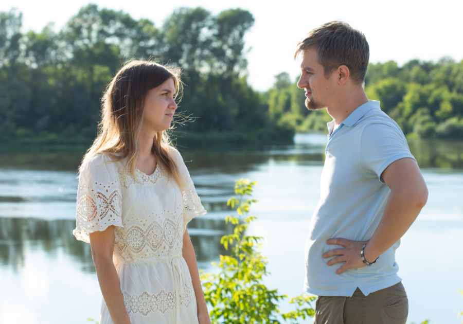 hombre hablando con su chica signos de que sabe que te hizo daño