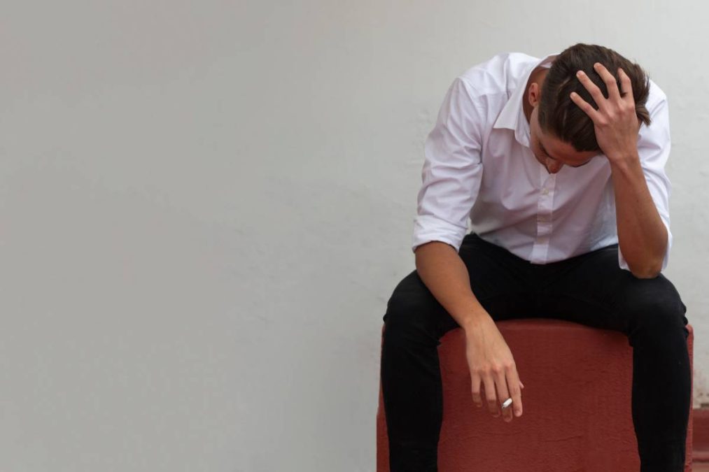 hombre débil en una relación